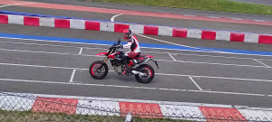 Okruhové testování Hypermotard 698 Mono